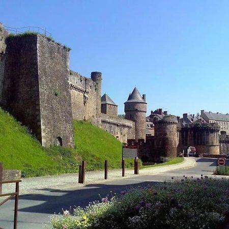 Вилла House At The Foot Of The Castle Of Фужер Экстерьер фото